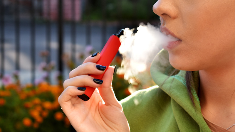 donna che fuma sigaretta elettronica